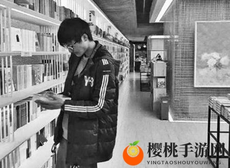 大学生假期沉迷学习无法自拔，父母苦劝他多玩游戏